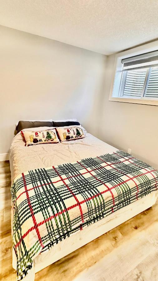 Cozy basement suite-溫馨小屋 designated parking 卡加利 外观 照片