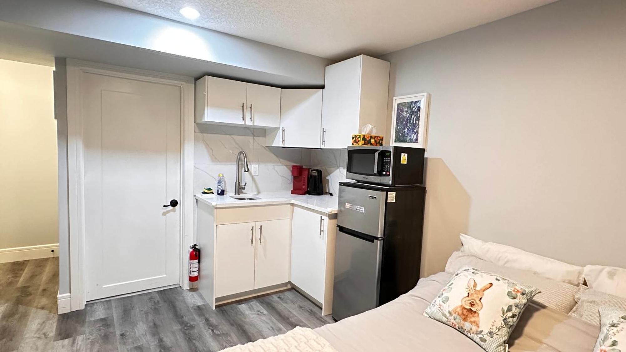 Cozy basement suite-溫馨小屋 designated parking 卡加利 外观 照片